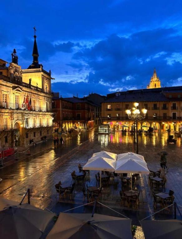 Arquitecto De La Vida- Plaza Mayor León Esterno foto