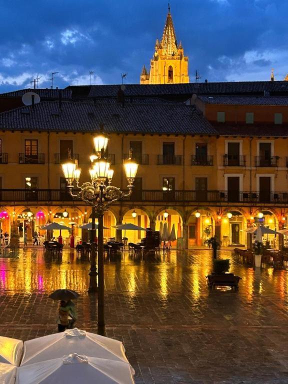 Arquitecto De La Vida- Plaza Mayor León Esterno foto