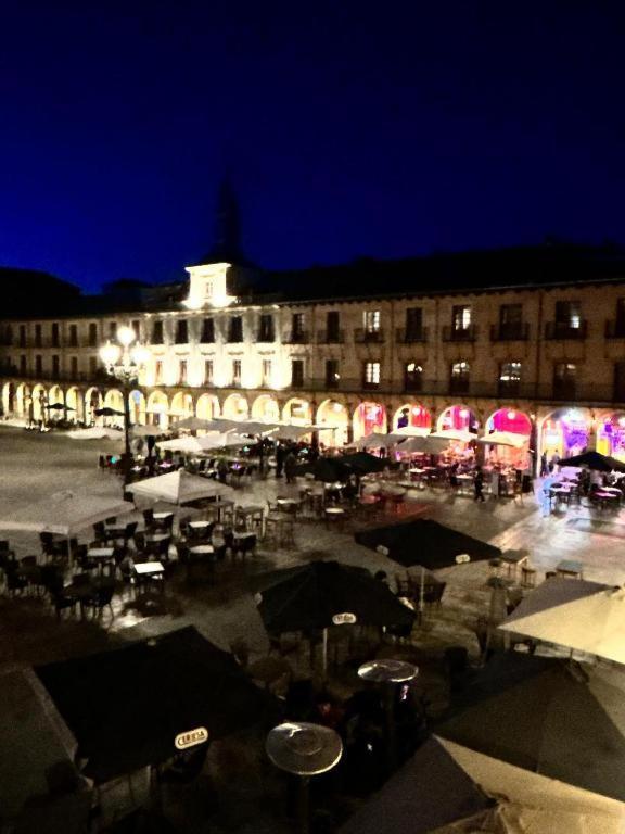 Arquitecto De La Vida- Plaza Mayor León Esterno foto