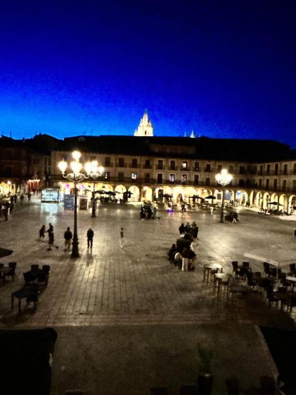 Arquitecto De La Vida- Plaza Mayor León Esterno foto